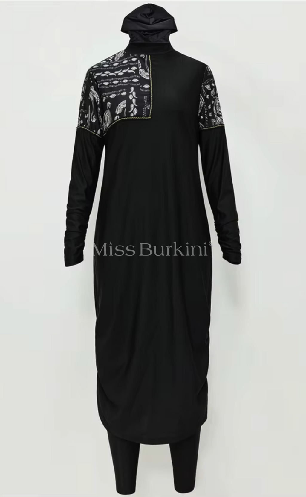 Gesluierde vrouw burkini Jasmina zwart witte patronen – The Kaftan