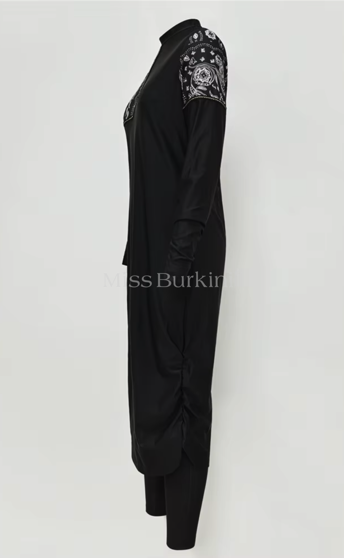 Gesluierde vrouw burkini Jasmina zwart witte patronen – The Kaftan