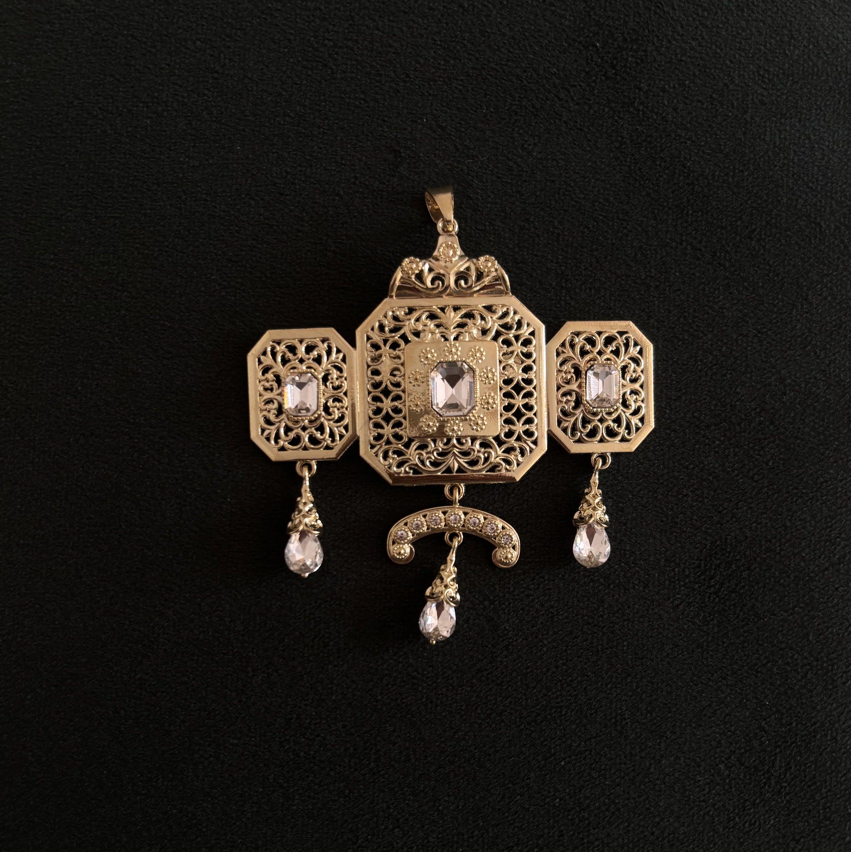 Kaftano con spilla, eleganza orientale