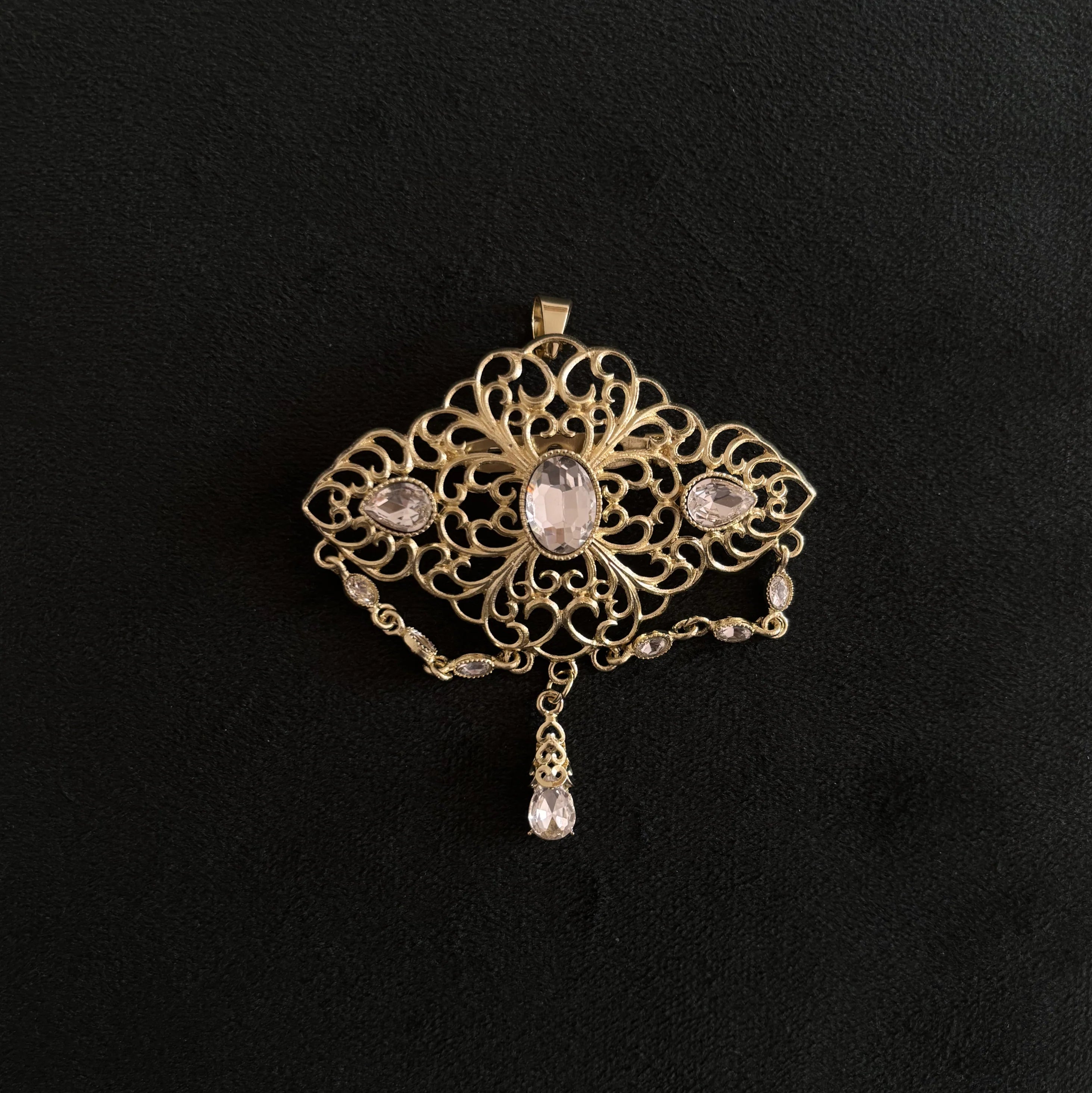 Kaftano con spilla, eleganza orientale