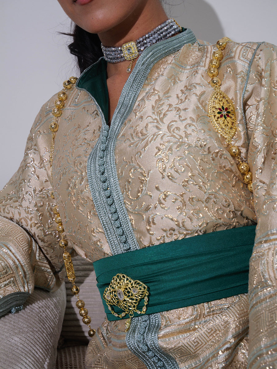 Kaftano con spilla, eleganza orientale