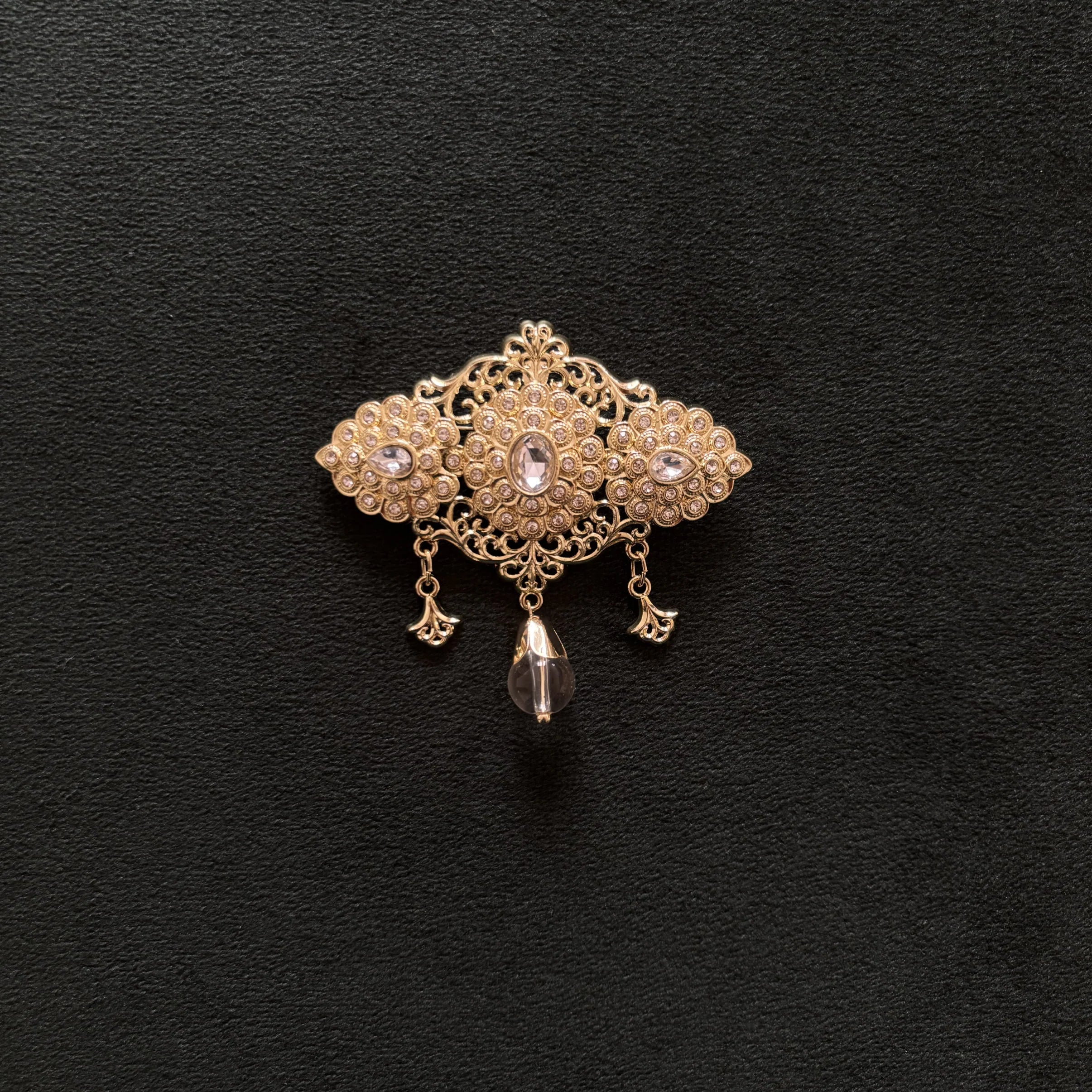 Kaftano con spilla, eleganza orientale