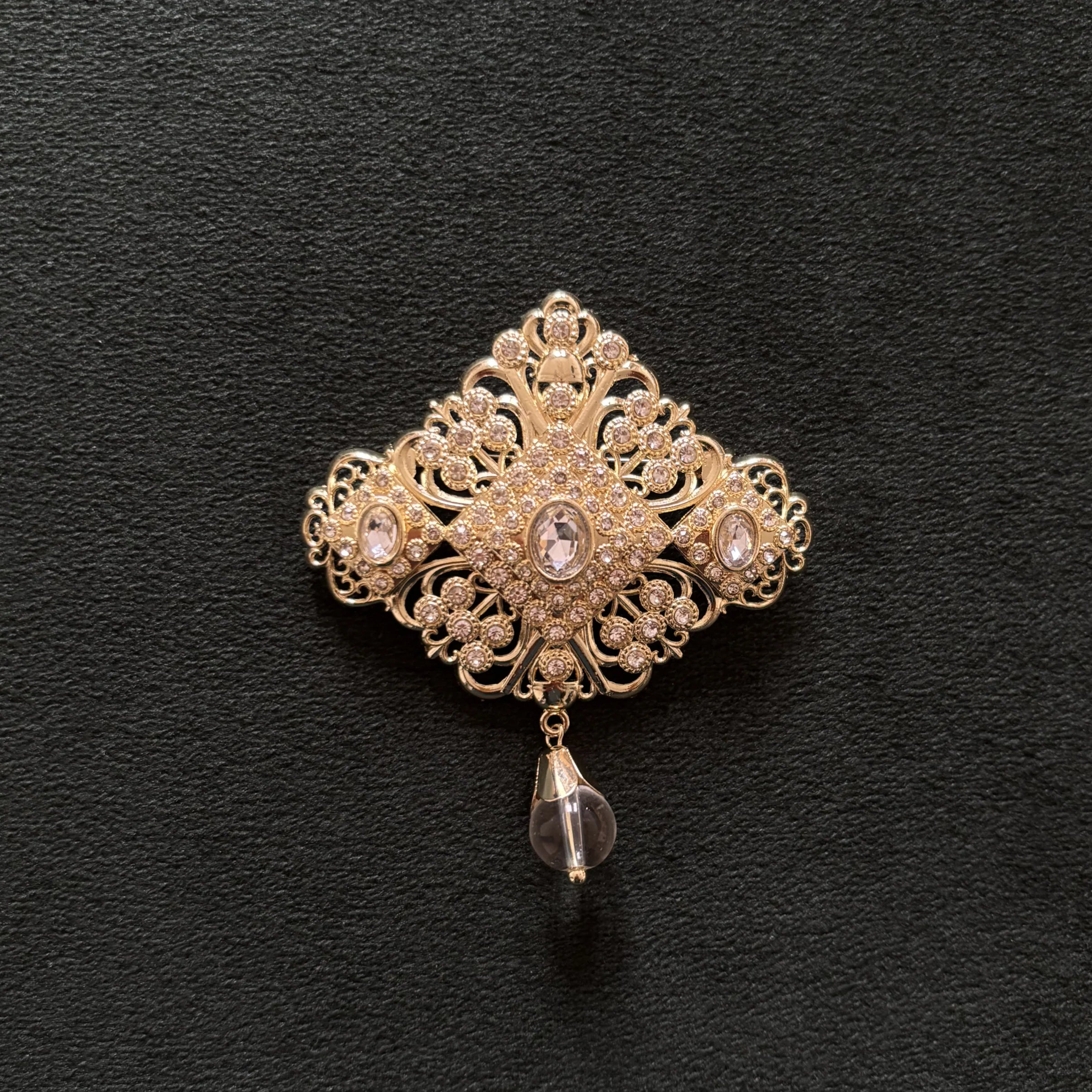 Kaftano con spilla, eleganza orientale