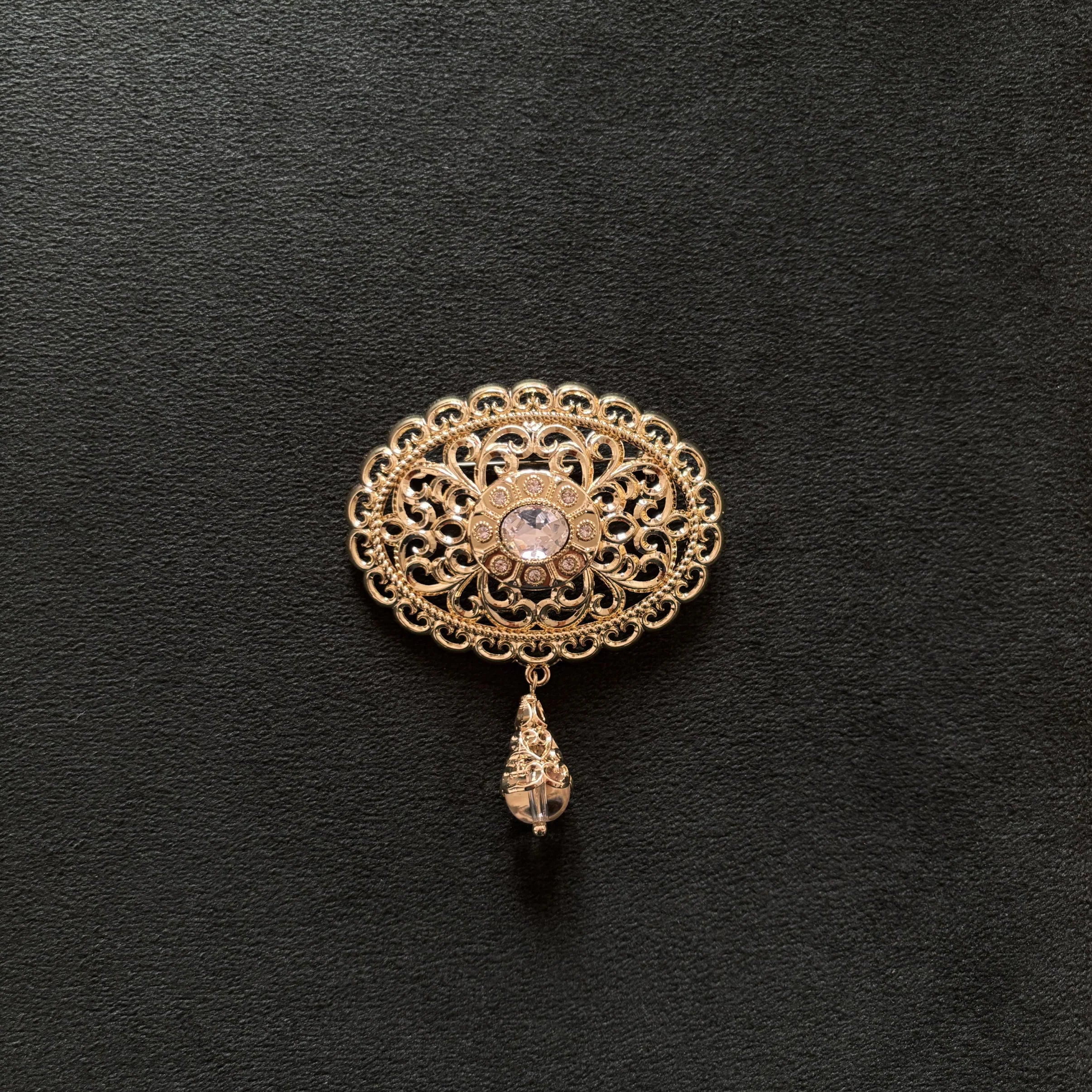 Kaftano con spilla, eleganza orientale