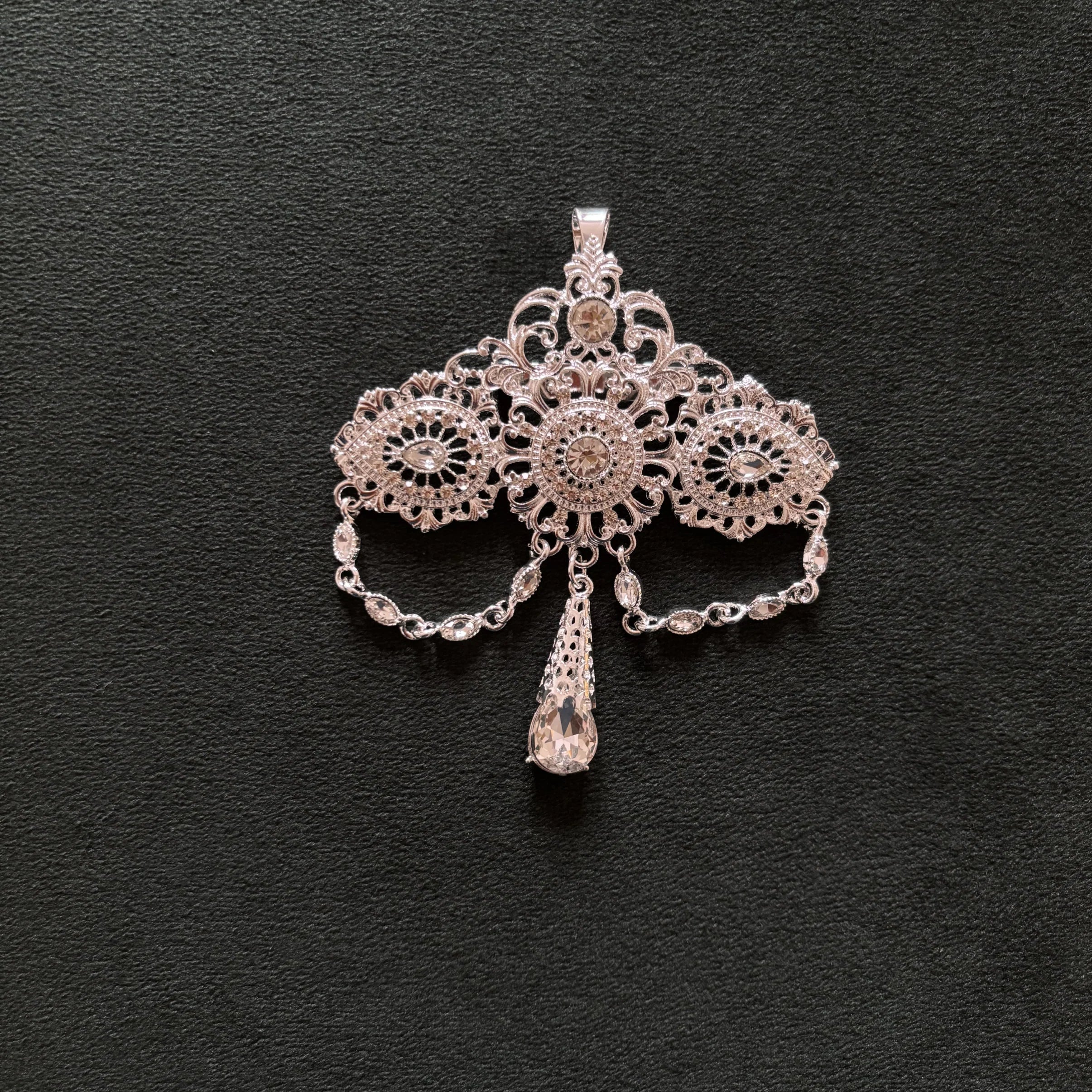 Kaftano con spilla, eleganza orientale