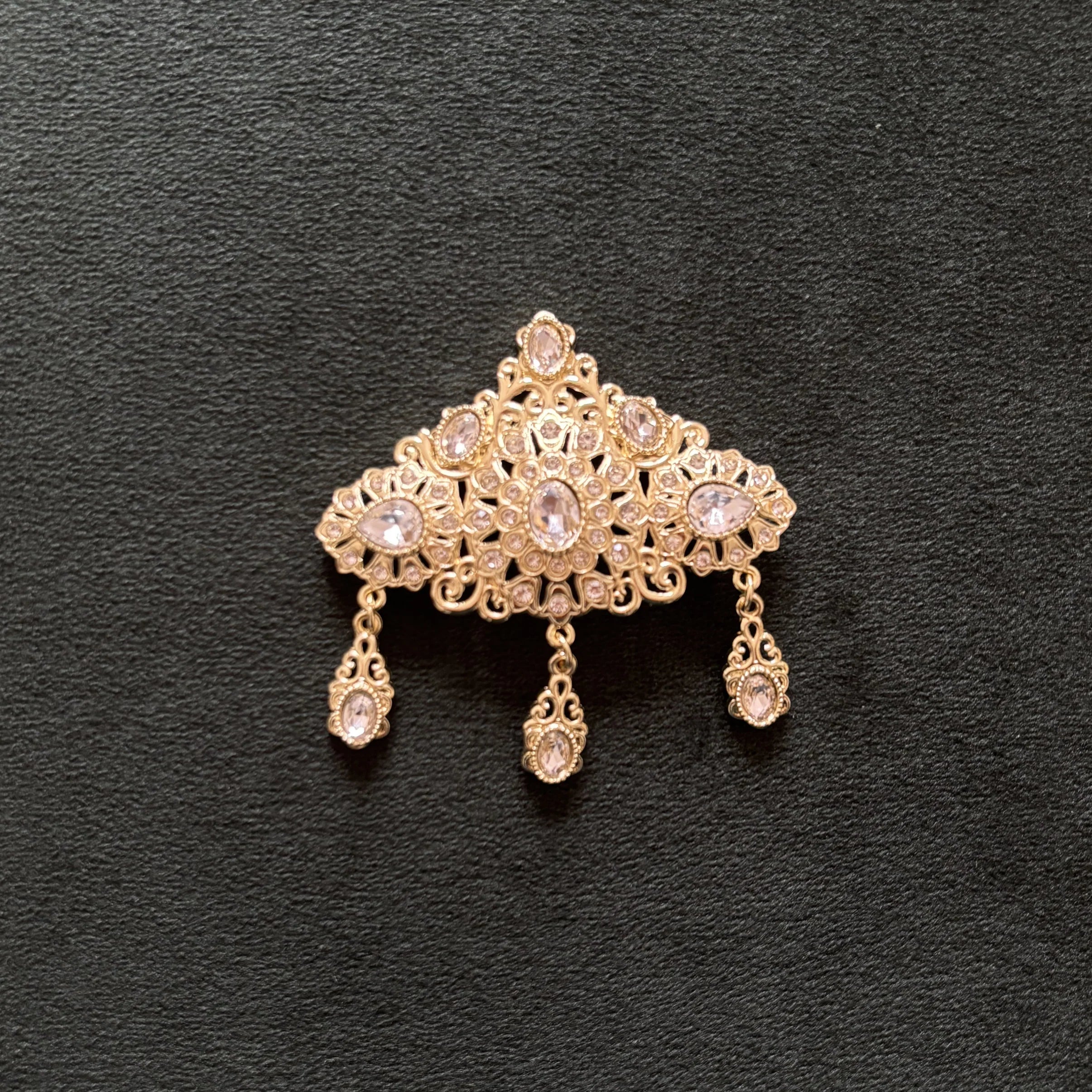 Kaftano con spilla, eleganza orientale