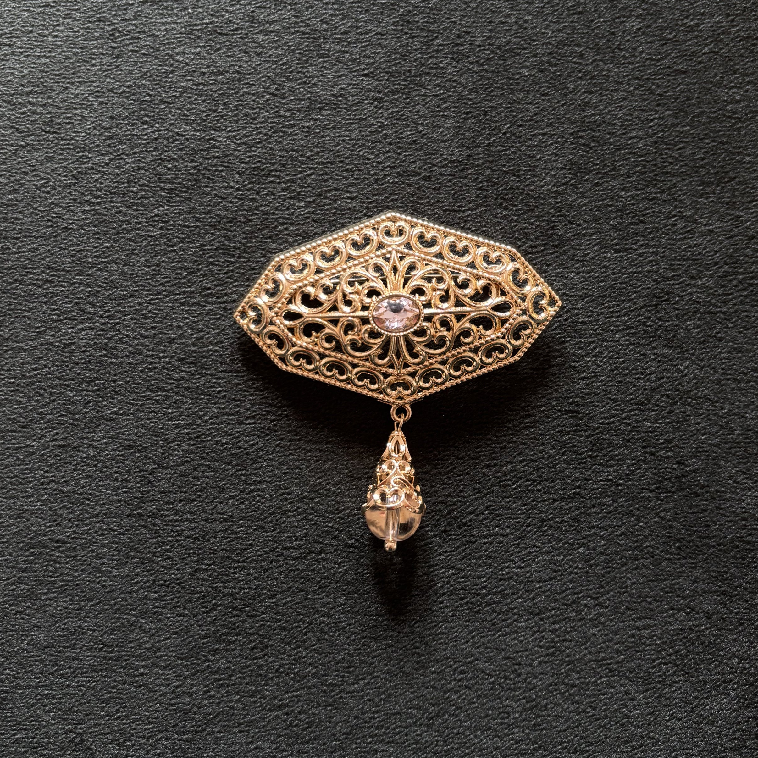 Kaftano con spilla, eleganza orientale