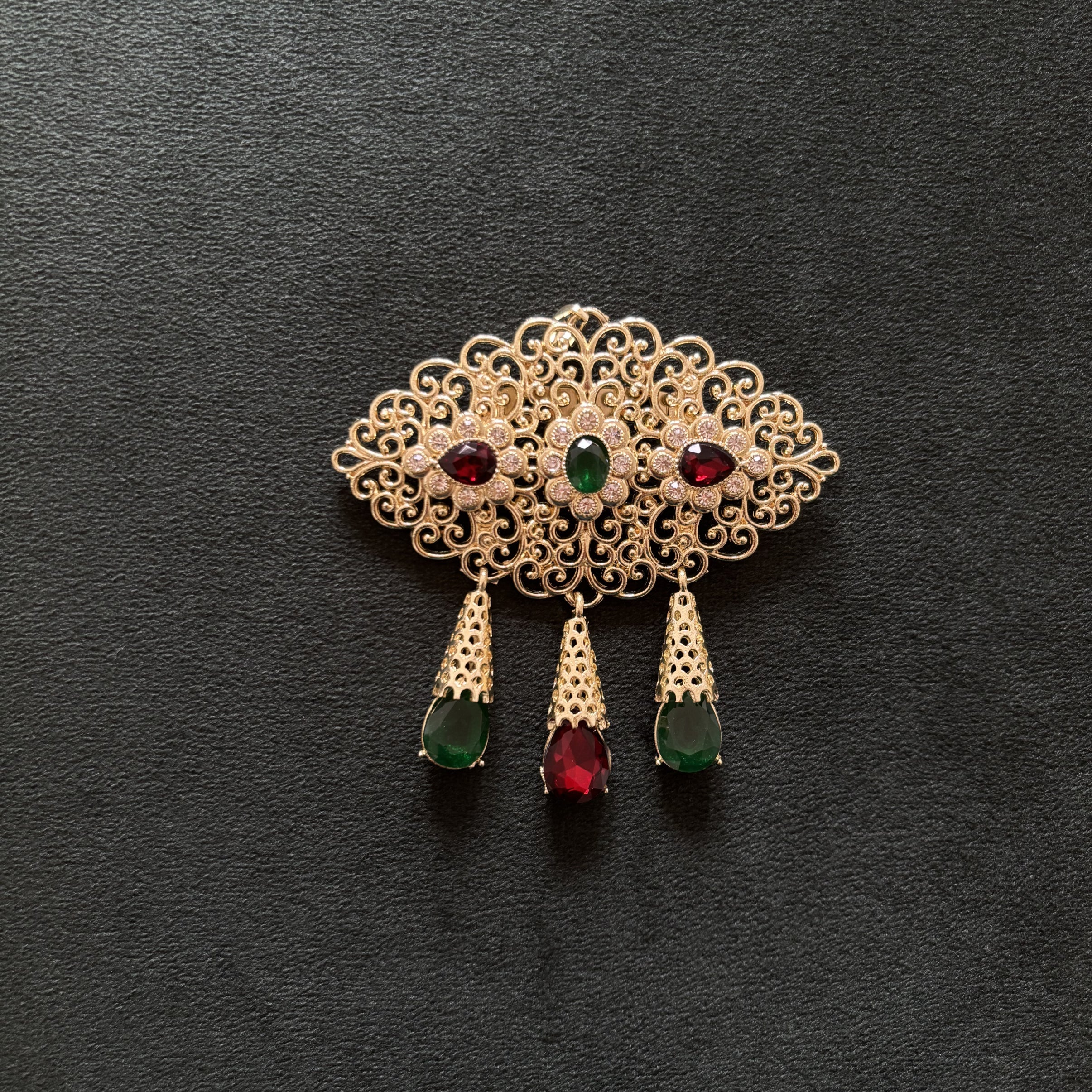 Kaftano con spilla, eleganza orientale