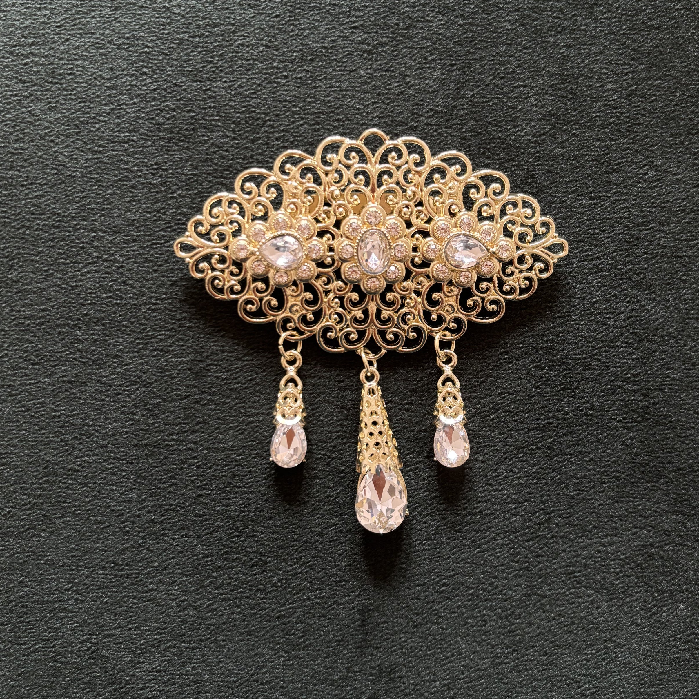 Kaftano con spilla, eleganza orientale