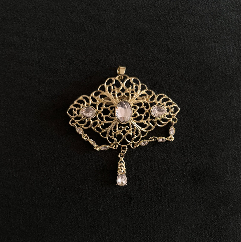 Kaftano con spilla, eleganza orientale